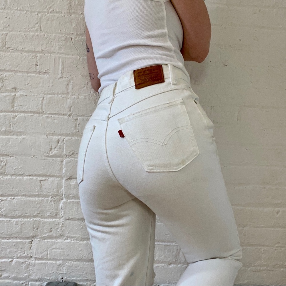 Distressed white Levi mom jeans 🧚‍♀️🧚‍♀️